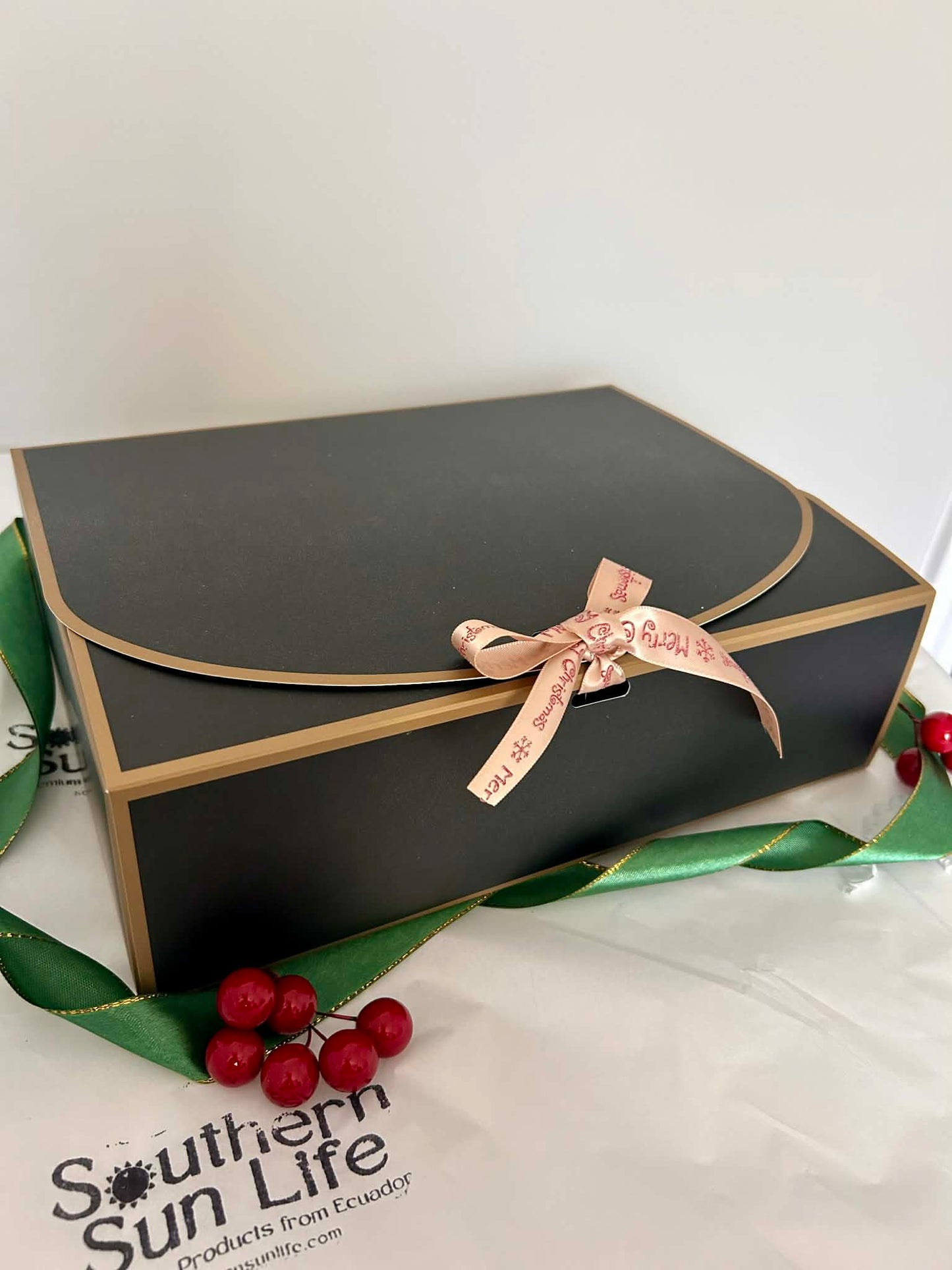 Pacari Organic Coffee and Organic Chocolate Christmas Organic Gift Box, Closed